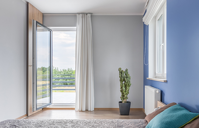 Porte-fenêtre classique dans une chambre avec vue sur le jardin