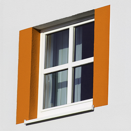 Croisillons de fenêtre en vue extérieure dans une fenêtre en PVC blanc
