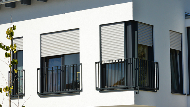 Eine Fensterabsturzsicherung vor mehreren Fenstern in einem modernen Wohnhaus