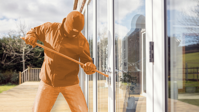 Farblich hervorgehobener Einbrecher versucht eine Terrassentüre aufzubrechen mit einer Brechstange