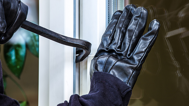 Einbrecher stemmt Fenster mit Brecheisen auf und achtet nicht auf Widerstandsklassen