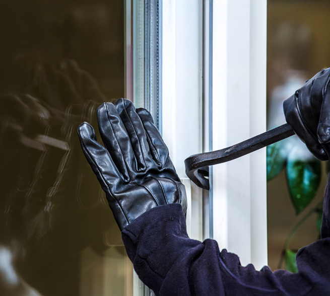 Einbrecher stemmt Fenster mit Brecheisen auf und achtet nicht auf Widerstandsklassen