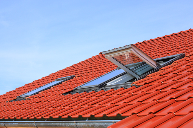 Dachflaechenfenster oder Dachfenster auf eingedecktem rotem Ziegeldach