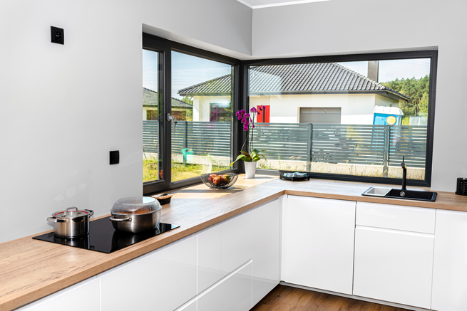 Eckfenster in einer Küche mit heller Aussicht in den Garten