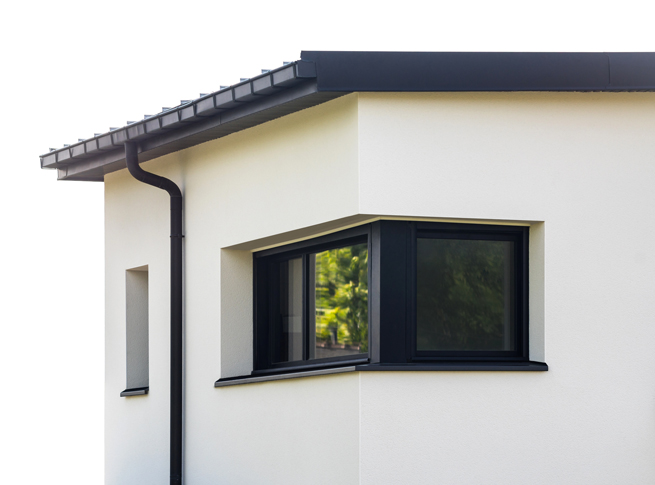 Modernes anthrazitfarbenes Eckfenster