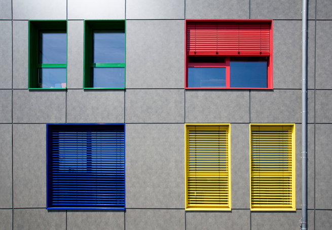 Fensterfassade mit bunten Fenstern und Unterlicht