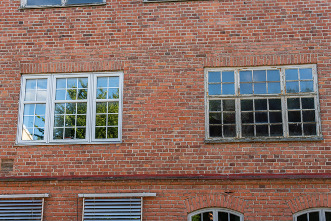 Backstein Fassade mit einem neuen und einem alten Fenster