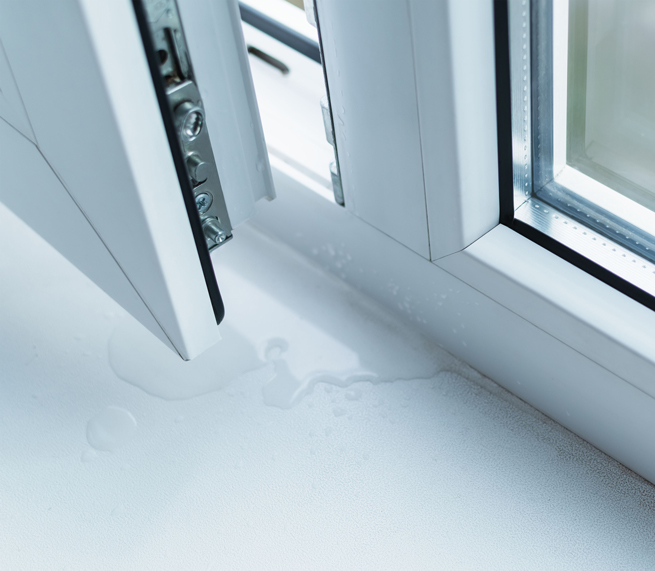 Fenêtre non étanche avec de l'eau à l'intérieur sur le rebord de la fenêtre