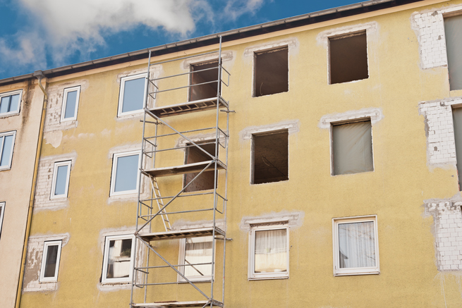 Hausfront mit neuen Fenstern und leeren Fensteraussparungen