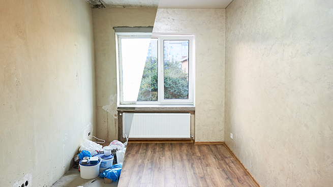 Fenstertausch in einem Alten Zimmer und einem neuen Zimmer in einem gemischten Bild