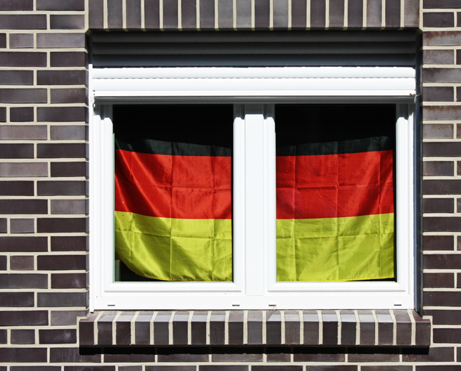 Deutschland Flagge in einem weissen Kunststofffenster mit Rollladen