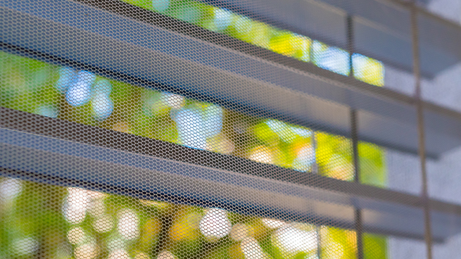 Insektenschutz im Fenster mit Jalousie