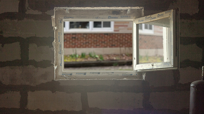 Richtig lüften ist wichtig. Blick durch ein offenes Kellerfenster nach draussen.