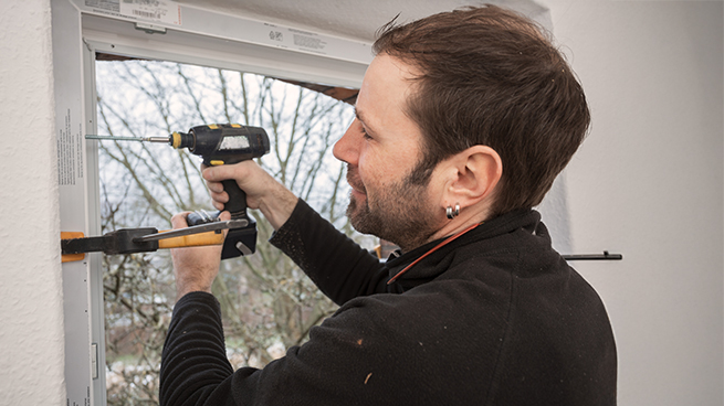 Heimwerker baut seine Fenster selbst ein