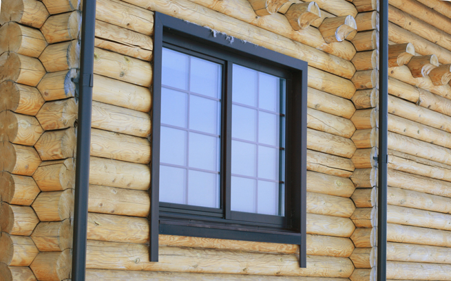 Maison en bois avec fenêtre moderne en bois avec revêtement en aluminium