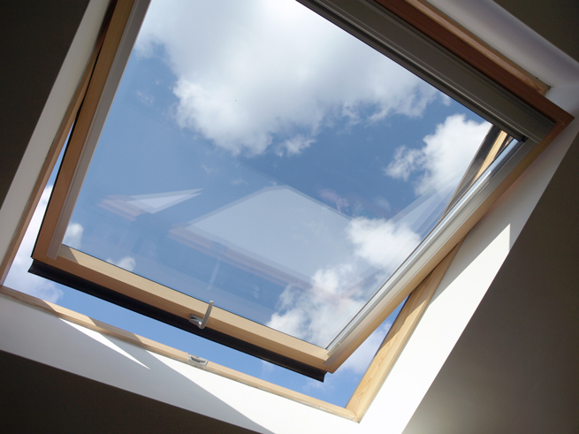 Dachfenster aus Holz mit blauem Himmel aussen