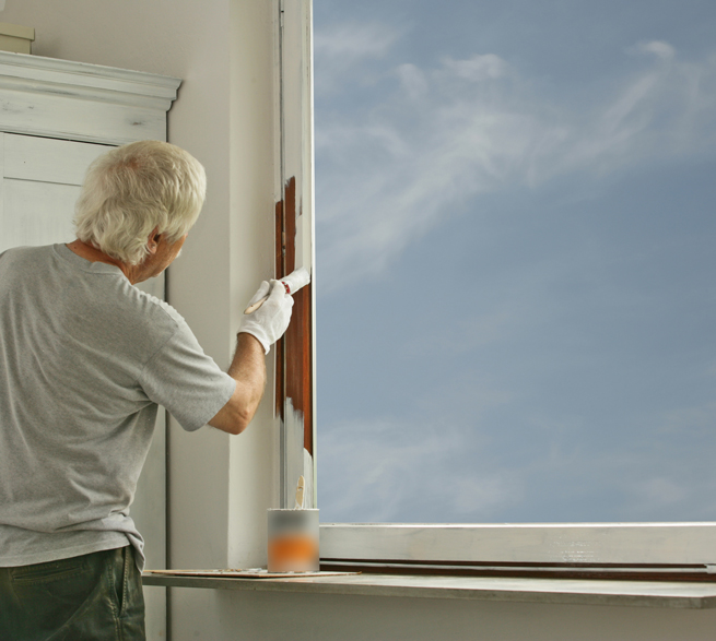 Heimwerker betreibt Fenstersanierung mit Farbe