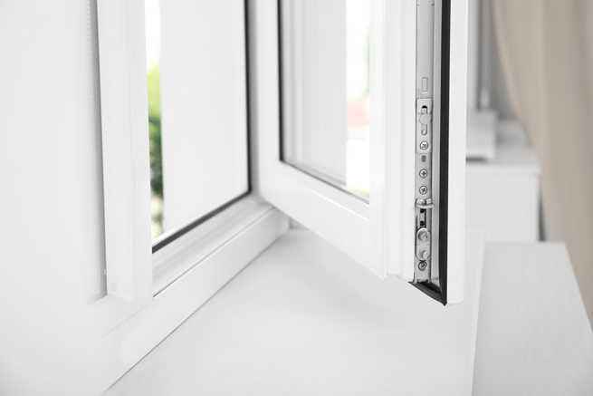 Fensterrahmen und Flügelrahmen eines weißen Kunststofffensters
