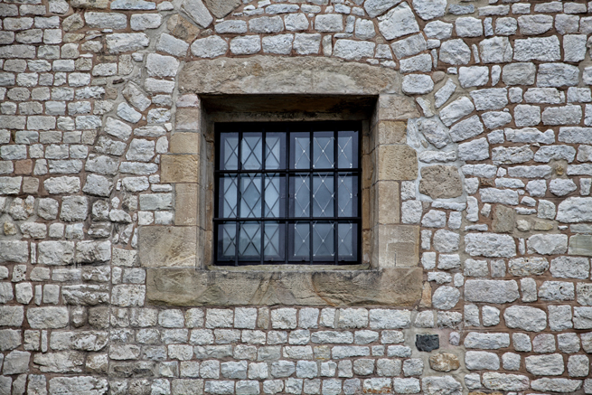 Ein Burgfenster als Symbol für die lange Geschichte von Fenstern