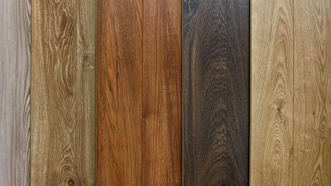 Verschiedene Arten und Maserungen von Holz für den Fensterbau
