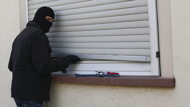 Un voleur tente de soulever un tablier de volet roulant et de s'introduire