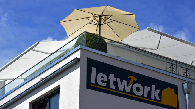 Markisen und Sonnenschirm auf einer Terrasse