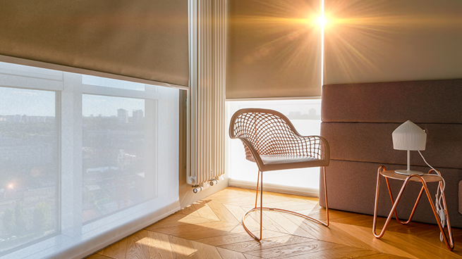 Protection solaire automatique pour moteur dans la pièce avec réflexion du soleil à travers l'espace du store