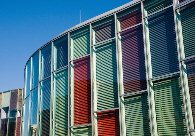 Sicht- und Sonnenschutz Jalousien in einem Bürogebäude in verschiedenen Farben