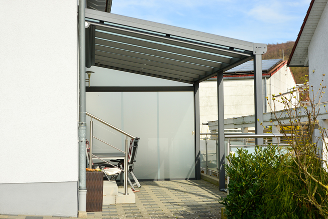 Edelstahlüberdachung einer kleinen Terrasse als Sichtschutz