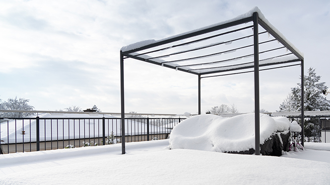 Pergola und Terrasse mit Schnee bedeckt im Winter