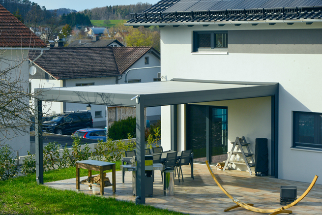 Terrassenüberdachung am Haus mit weißem Kunststoffdach