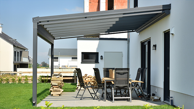 Anthrazit Überdachung über Terrasse mit Garten