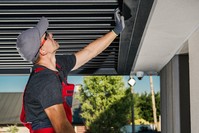 Handwerker wartet eine Terrassenüberdachung