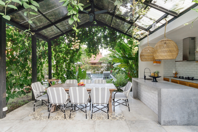 Gemütliche Terrasse mit Sitzplätzen und viel Grün drumherum
