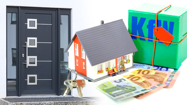 Eine Haustür mit Geld und einem KfW-Schild im Vordergrund