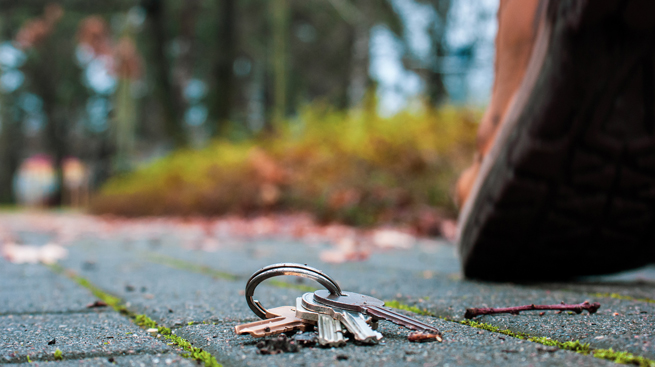 Trousseau de clés perdu sur un trottoir