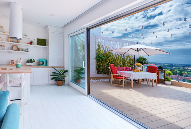 Küche mit direktem Zugang zur Terrasse über eine barrierefreie Hebenschiebetuere