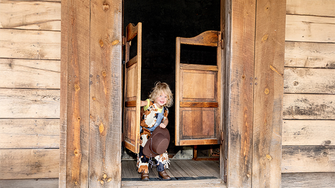 Porte battante du saloon avec petite fille