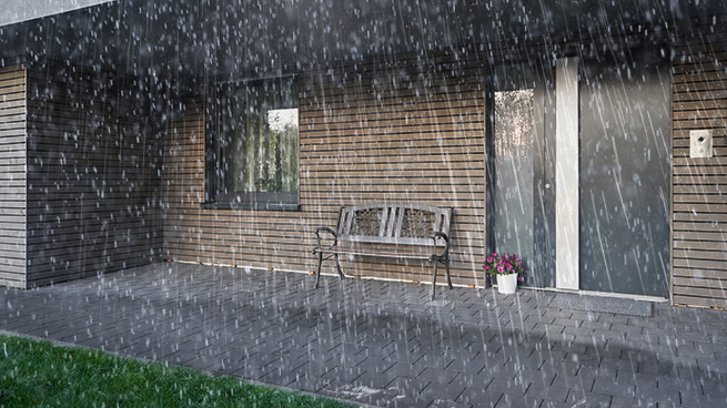 Haustüre und Hausfront in strömenden Regen