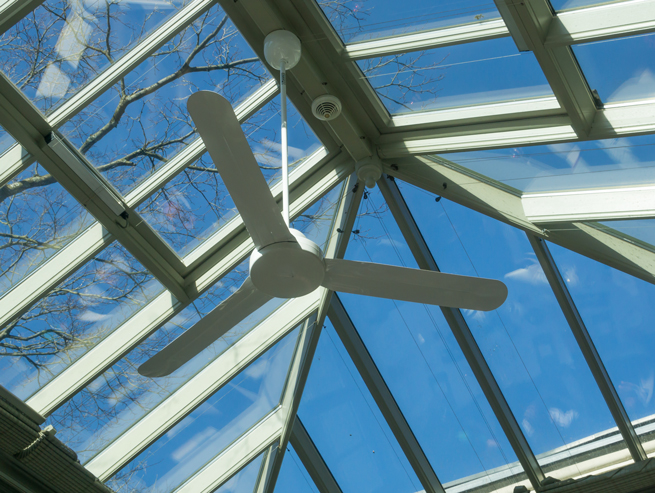 Glasdach eines Wintergartens mit Möglichkeiten zum Lüften und einem Ventilator