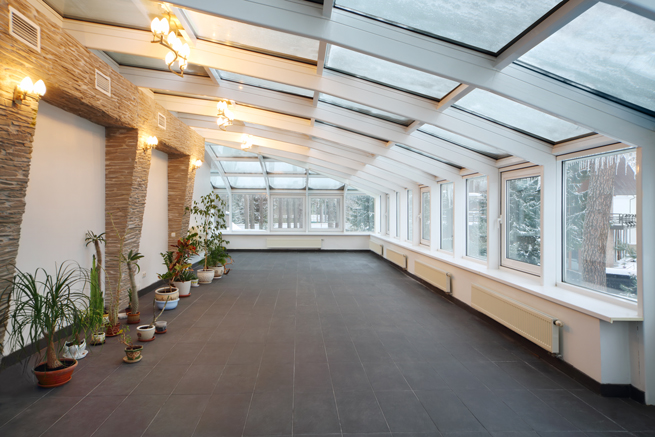 Rundes Glasdach eines Wintergartens mit Topfpflanzen