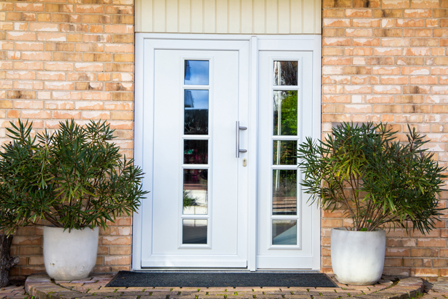 Porte d’entrée PVC blanche avec insert en verre et partie latérale vitrée