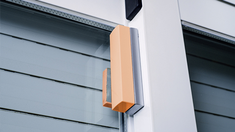 Fensterflügel mit aufgeklebtem Glasbruchsensor innen und Aussen