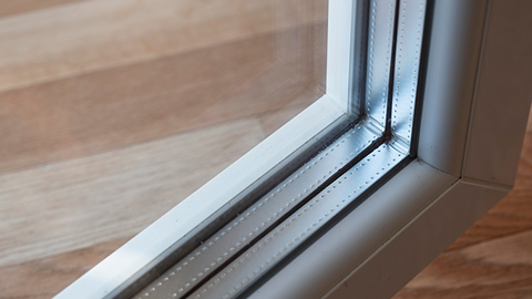 Bord chaud sur une fenêtre PVC avec triple vitrage