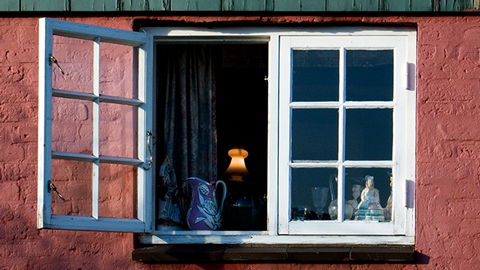 Weißes dänisches Fenster, das sich nach draußen öffnet