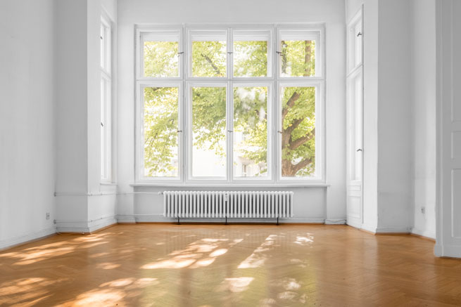 weißes Sprossenfenster von innen
