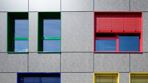 Bunte Fenster mit Jalousie und Unterlicht