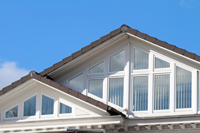 Giebelfensterfront mit mehrteiligen eckigen und trapezförmigen Fenstern