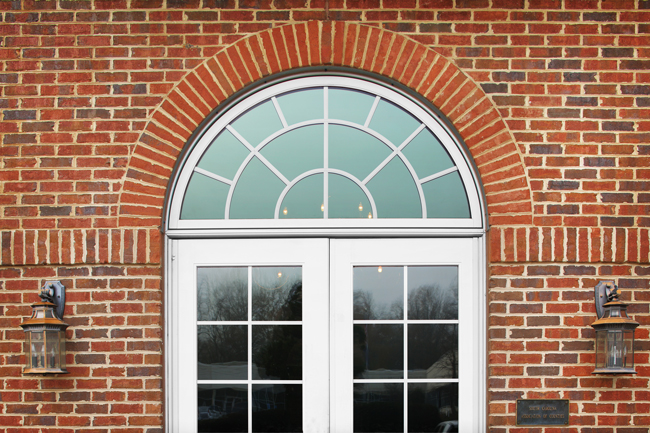 Halbrundes Fenster mit Sprossen als Oberlicht