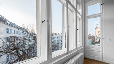 Weißes Kastenfenster